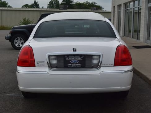 Used 2008 Lincoln Town Car Executive RWD image 9