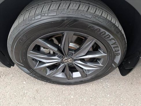 Certified 2023 Volkswagen Tiguan SE w/ Panoramic Sunroof Package FWD image 9