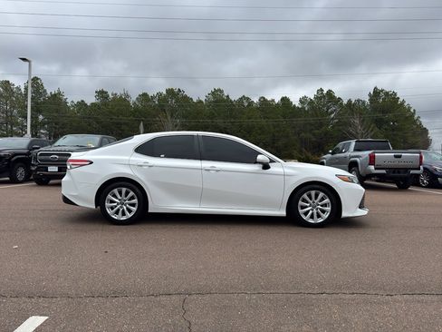 Used 2018 Toyota Camry LE image 4