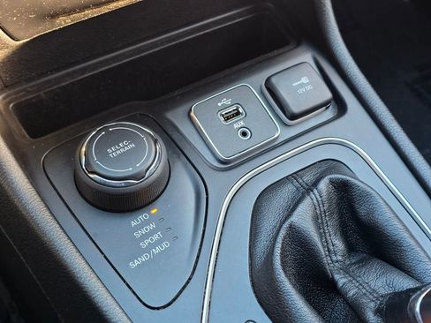 Used 2019 Jeep Cherokee Latitude Plus image 31