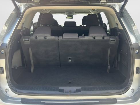 Used 2023 Toyota Highlander LE FWD image 9