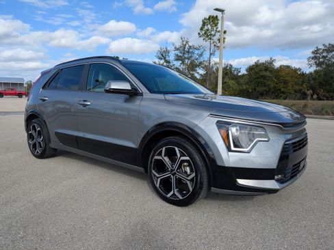 Certified 2024 Kia Niro EX Touring image 2