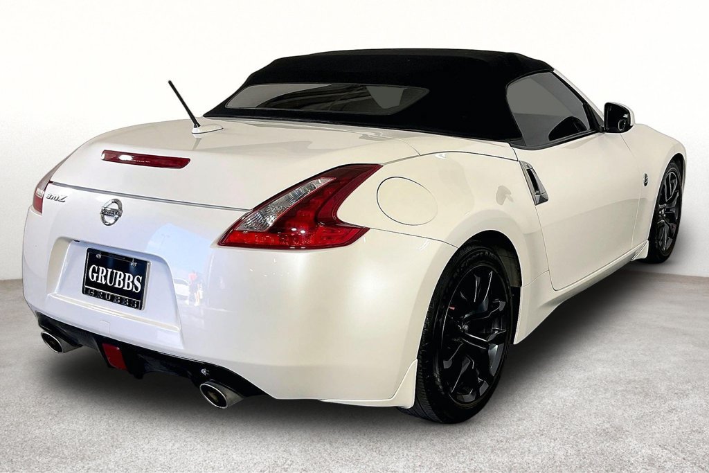 Used 2018 Nissan 370Z Touring RWD image 2