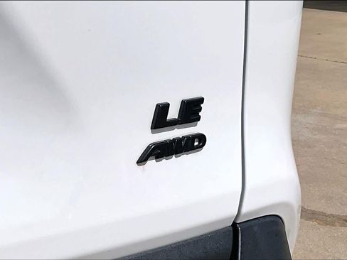 Used 2022 Toyota RAV4 LE AWD/4WD image 10