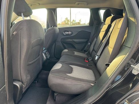 Used 2016 Jeep Cherokee Sport FWD image 12