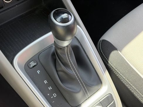Used 2025 Hyundai Venue SEL FWD image 9