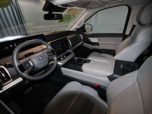 Used 2025 Ford Expedition Active image 2