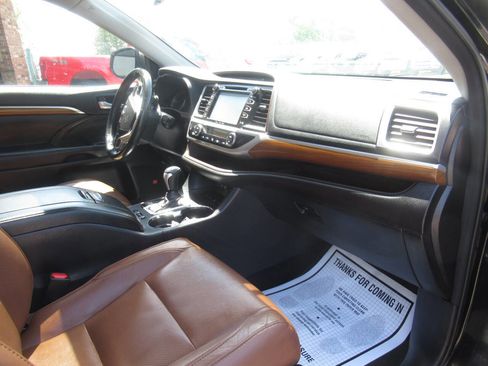 Used 2017 Toyota Highlander Limited AWD/4WD image 7