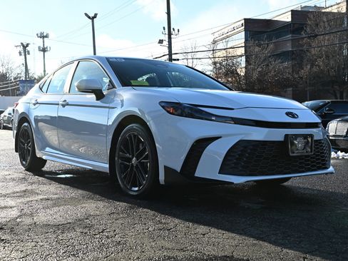 Used 2025 Toyota Camry SE AWD (Natl) image 7