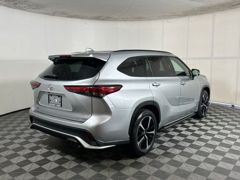 Used 2021 Toyota Highlander XSE FWD image 3