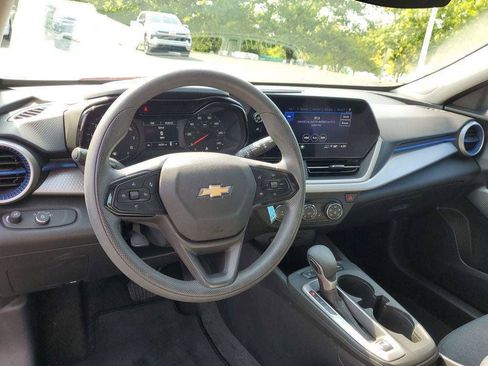 Used 2024 Chevrolet Trax LS w/ LS Convenience Package FWD image 6