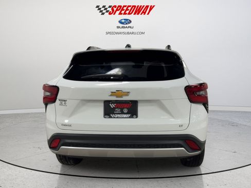 Used 2025 Chevrolet Trax LT w/ LT Convenience Package image 8
