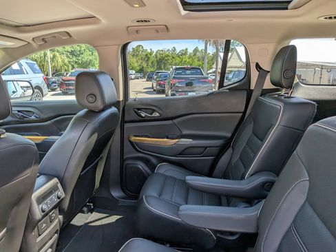 Used 2017 GMC Acadia Denali w/ Technology Package FWD image 15