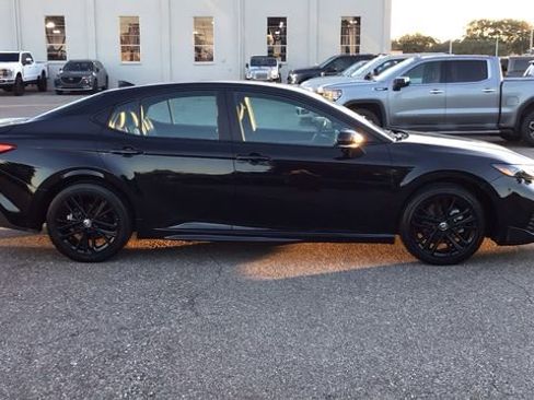 Used 2025 Toyota Camry SE image 4