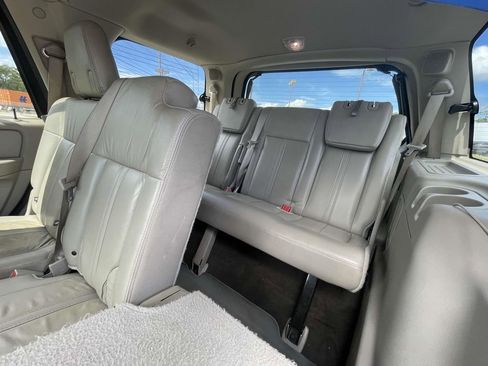 Used 2017 Lincoln Navigator Select image 10