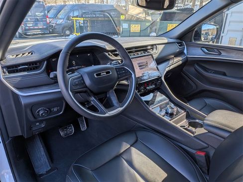 Certified 2024 Jeep Grand Cherokee Limited image 11