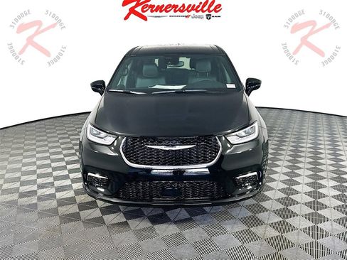 New 2026 Chrysler Pacifica Select image 2