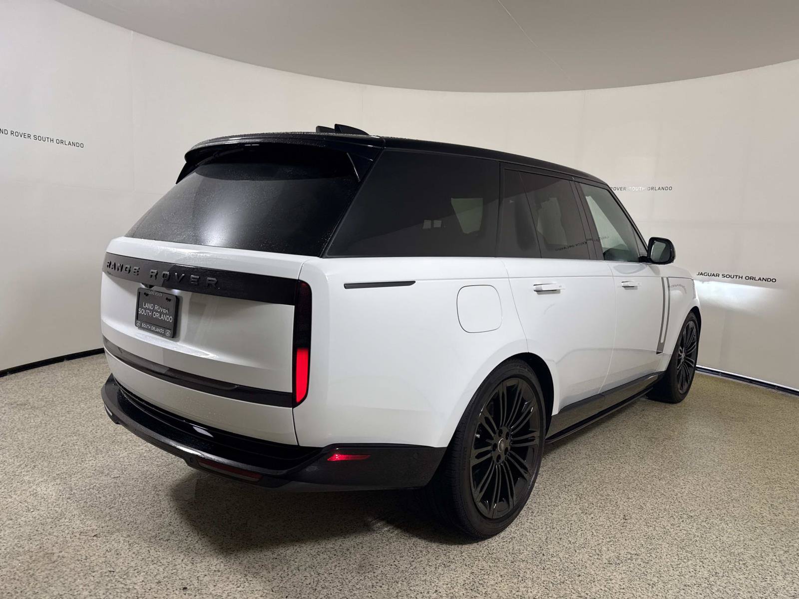 Used 2025 Land Rover Range Rover SE AWD/4WD image 5