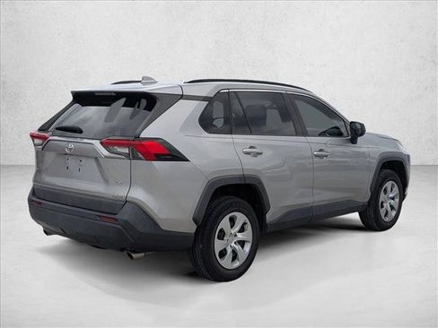 Used 2019 Toyota RAV4 LE FWD image 5