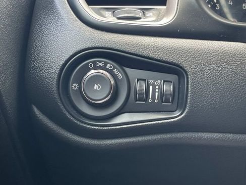 Certified 2022 Jeep Renegade Latitude w/ Convenience Group AWD/4WD image 40
