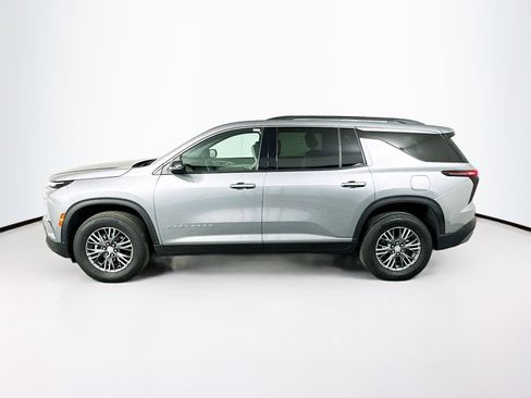 Used 2025 Chevrolet Traverse LT image 4