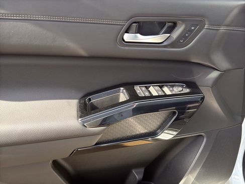 New 2026 Nissan Pathfinder Platinum image 13