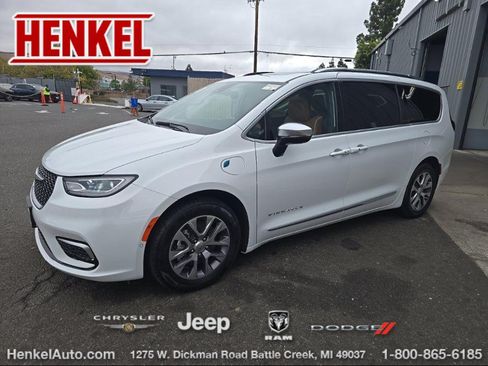 Used 2025 Chrysler Pacifica Pinnacle FWD image 1