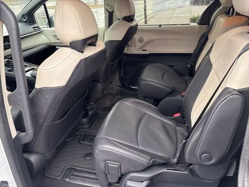 Used 2025 Toyota Sienna Limited image 15