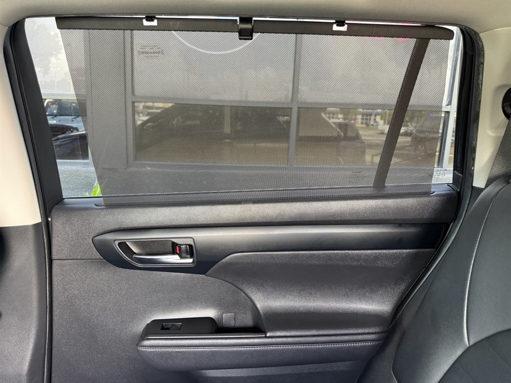 Used 2020 Toyota Highlander XLE FWD image 17