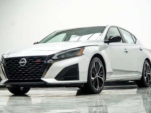 Used 2024 Nissan Altima 2.5 SR FWD image 9