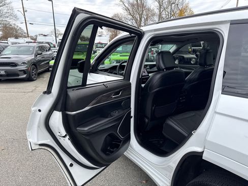 Used 2023 Jeep Grand Cherokee 30th Anniversary image 32