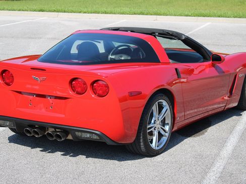 Used 2007 Chevrolet Corvette Coupe w/ Performance Package RWD image 21