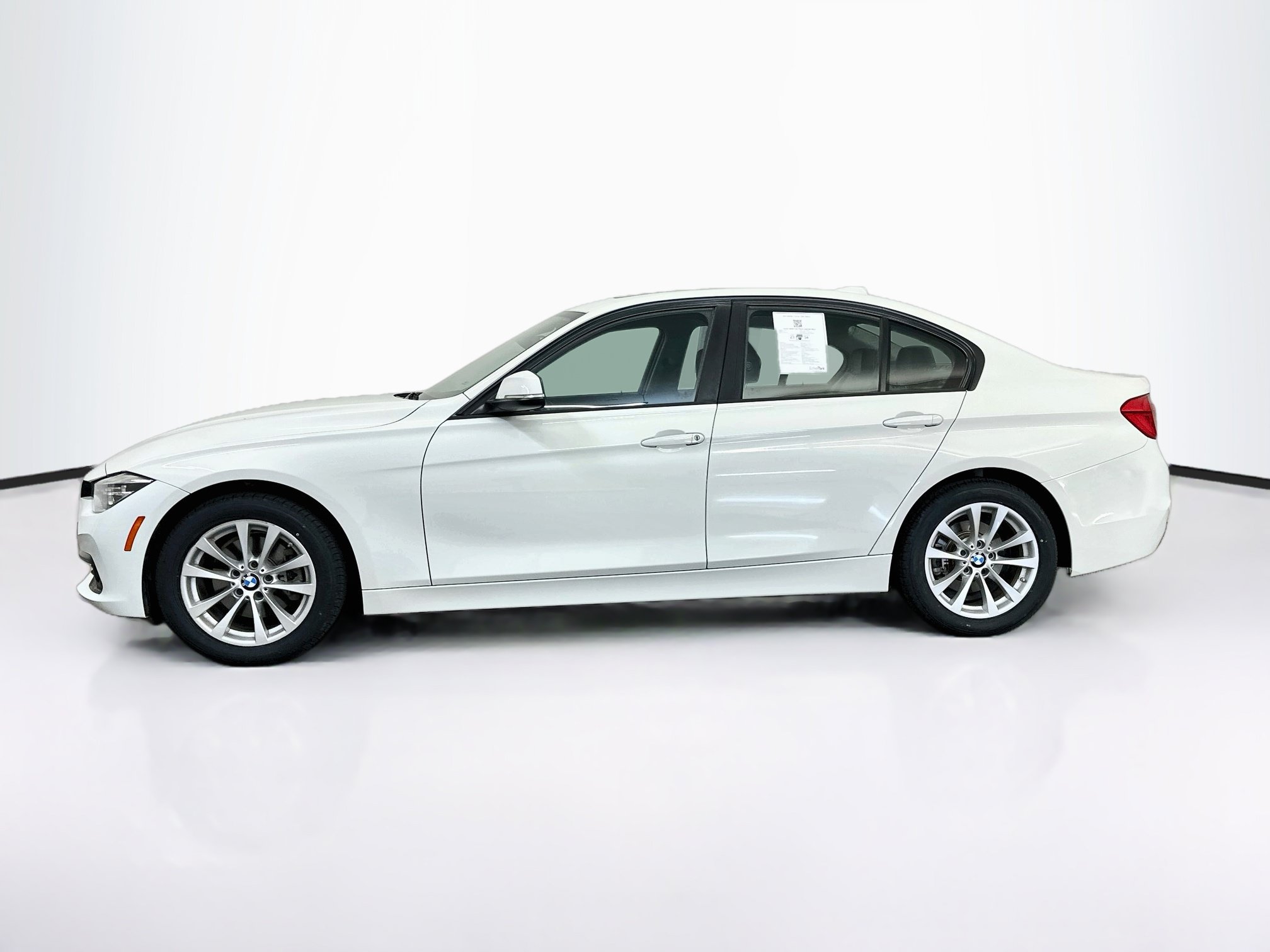 Used 2018 BMW 320i xDrive Sedan w/ Premium Package AWD/4WD image 4