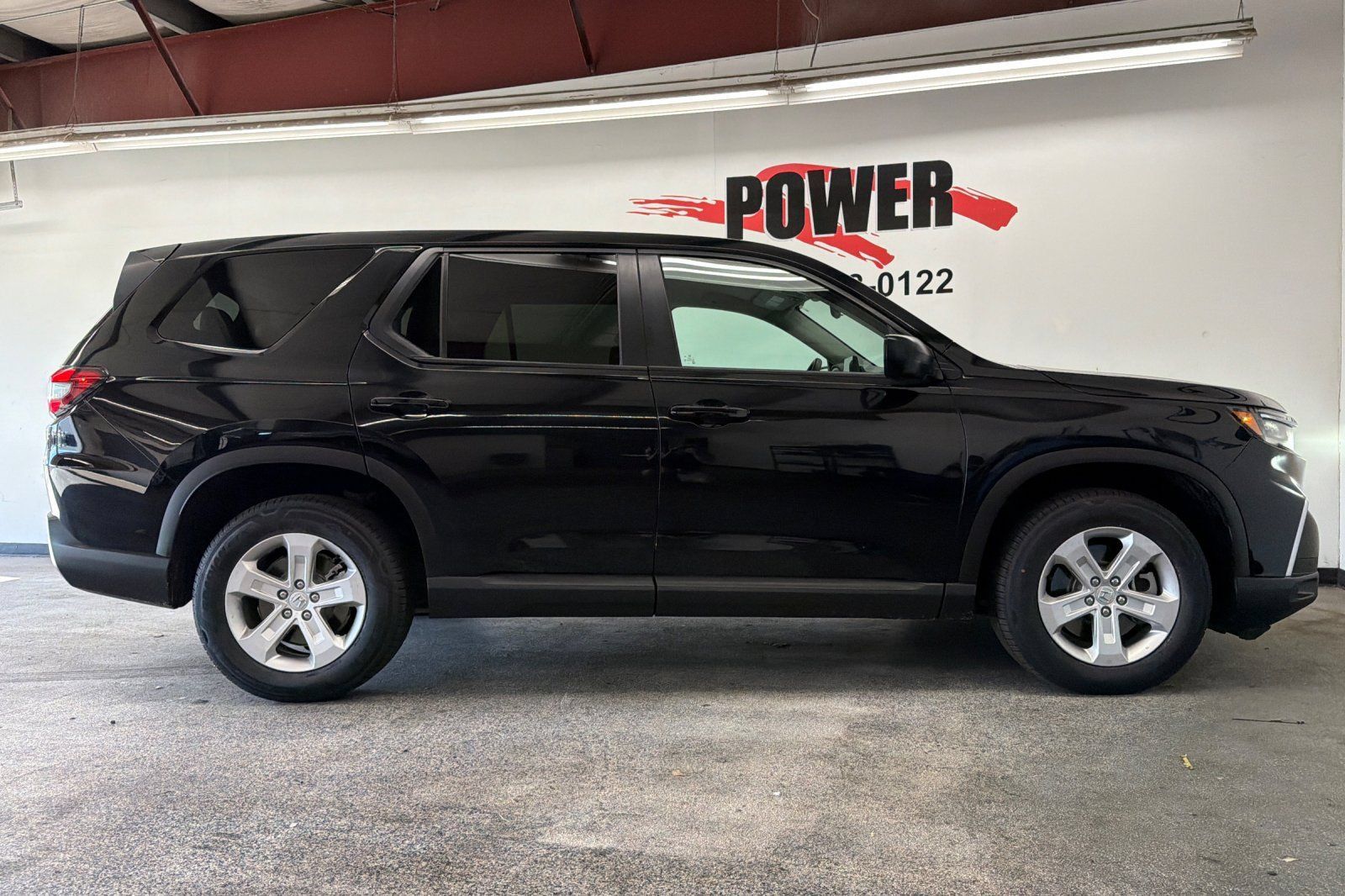Used 2023 Honda Pilot LX image 2
