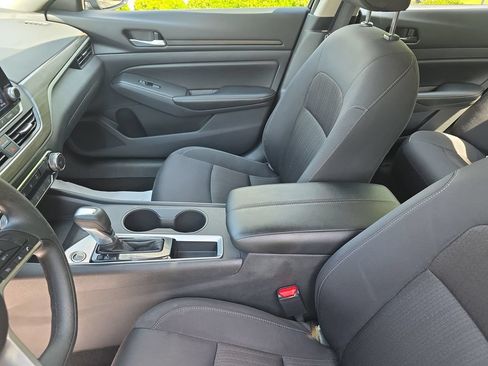 Used 2025 Nissan Altima 2.5 SV FWD image 14