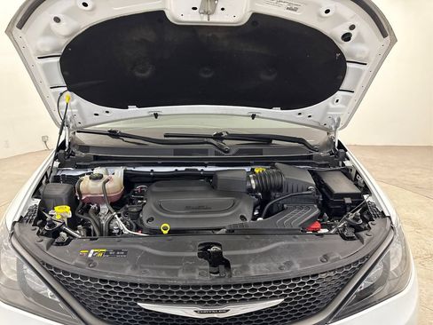Used 2023 Chrysler Voyager LX FWD image 17