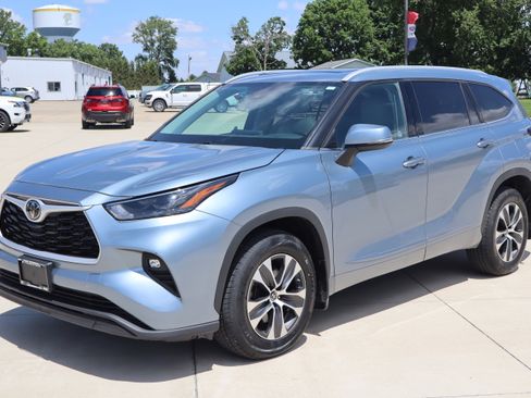 Used 2022 Toyota Highlander XLE AWD/4WD image 2