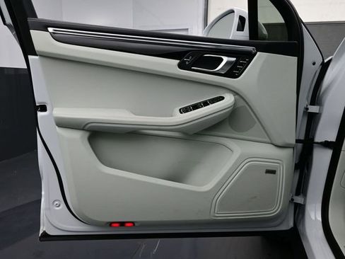 Certified 2025 Porsche Macan AWD/4WD image 7