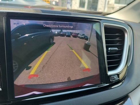 Used 2023 Chrysler Pacifica Touring-L FWD image 30