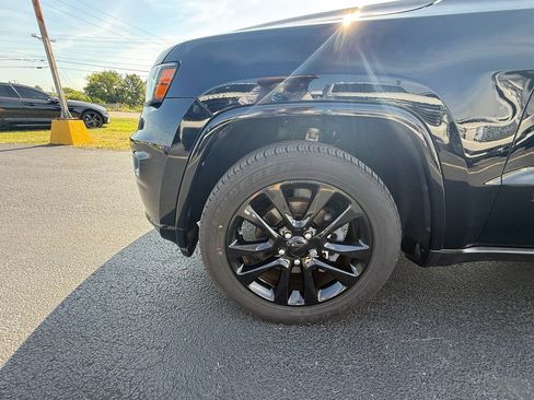 Used 2018 Jeep Grand Cherokee Altitude AWD/4WD image 9