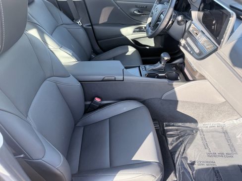 Used 2025 Lexus ES 300h F Sport image 23
