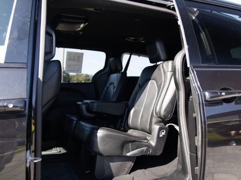Used 2019 Chrysler Pacifica Touring-L w/ Advanced Safetytec Group FWD image 20