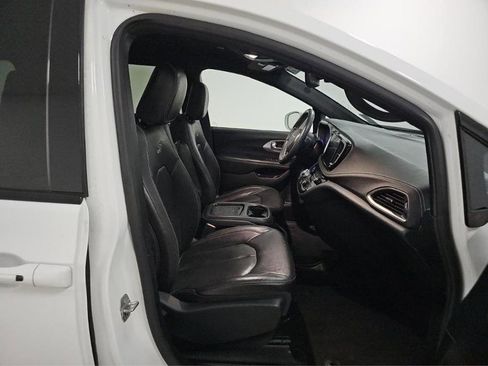 Used 2022 Chrysler Pacifica Touring-L w/ S Appearance Package FWD image 9