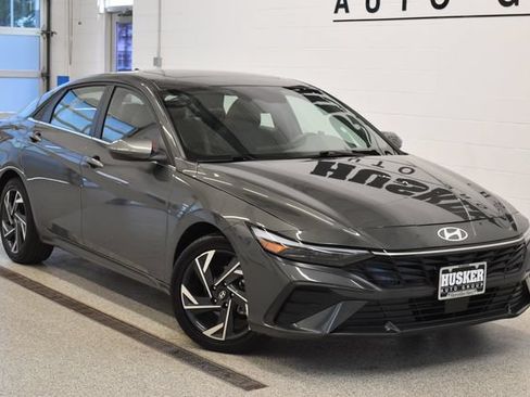 Used 2025 Hyundai Elantra SEL FWD image 1