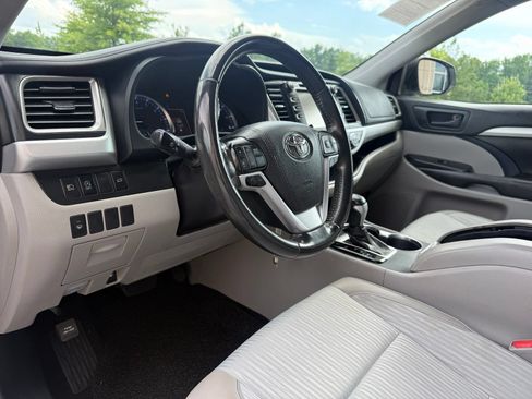Used 2019 Toyota Highlander Plus w/ Protection Package #3 AWD/4WD image 22