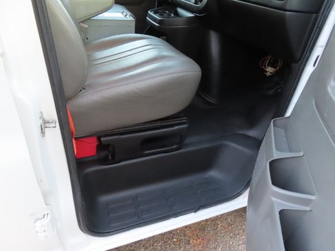 Used 2015 Chevrolet Express 2500 image 21