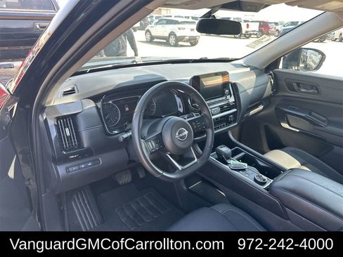 Used 2025 Nissan Pathfinder SV image 2