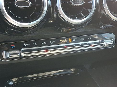 Used 2020 Mercedes-Benz GLB 250 4MATIC w/ Premium Package image 17