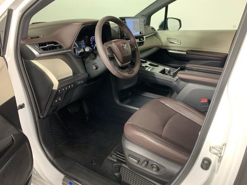 Used 2024 Toyota Sienna Platinum image 34