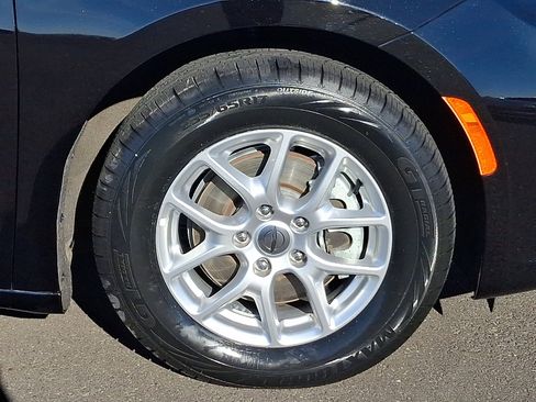 Certified 2024 Chrysler Pacifica Touring-L image 8